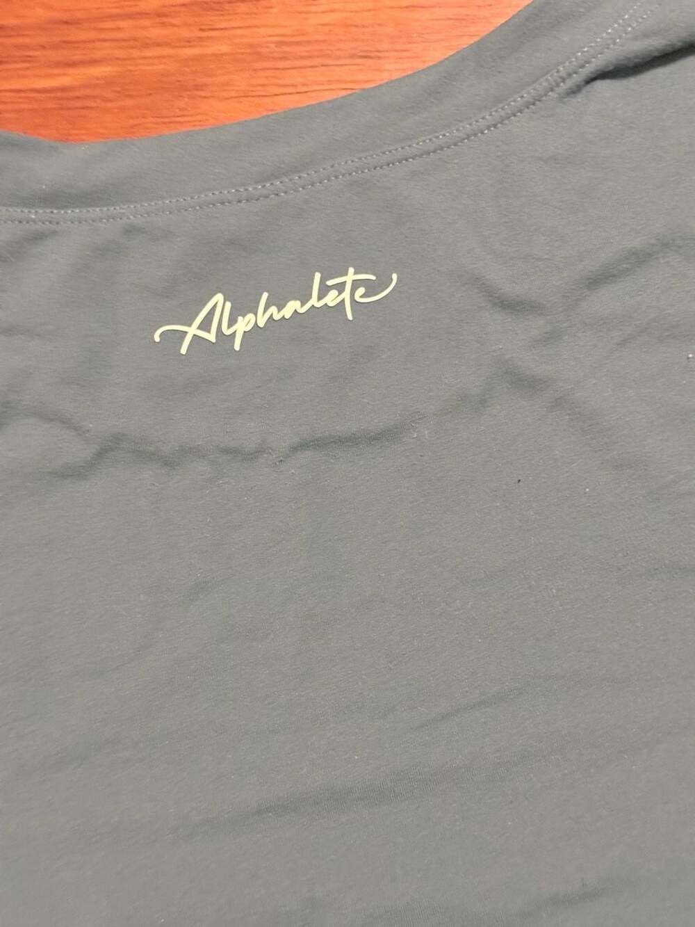 Alphalete Women's Long Sleeve V-Hem Cropped Performance Top